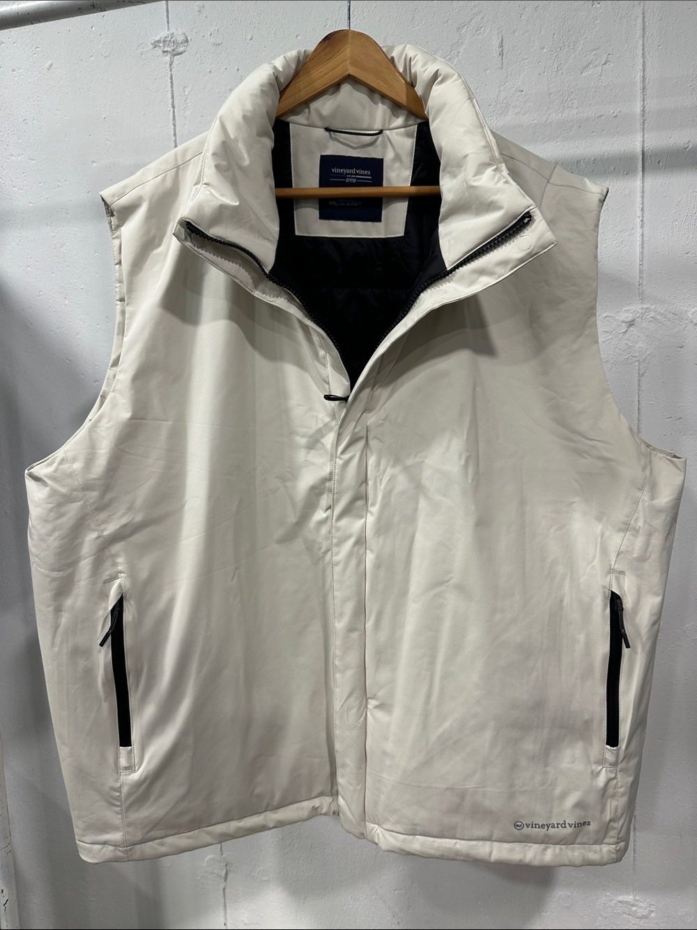 Vineyard Vines Men's Cream Quilted Zip Vest with Black Trim